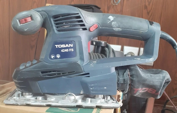 نمایی از استفاده سنباده لرزان 240 وات توسن مدل 4240FS