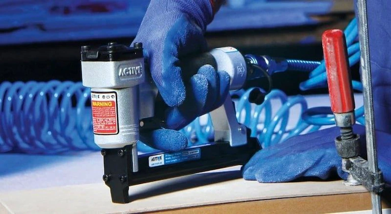 نمای استفاده از منگنه کوب بادی اکتیو مدل AC-8016RP